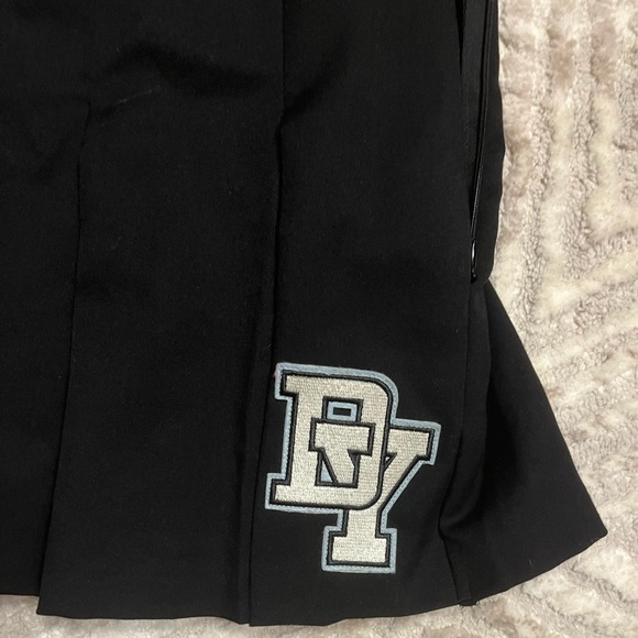 H&M Short, pleated skirt, stretch twill. Button and concealed zipper SIZE 2 - Picture 2 of 6